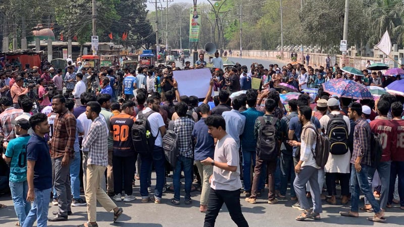 ক্লাস-পরীক্ষা বর্জন করে রাবি শিক্ষার্থীদের সড়ক অবরোধ